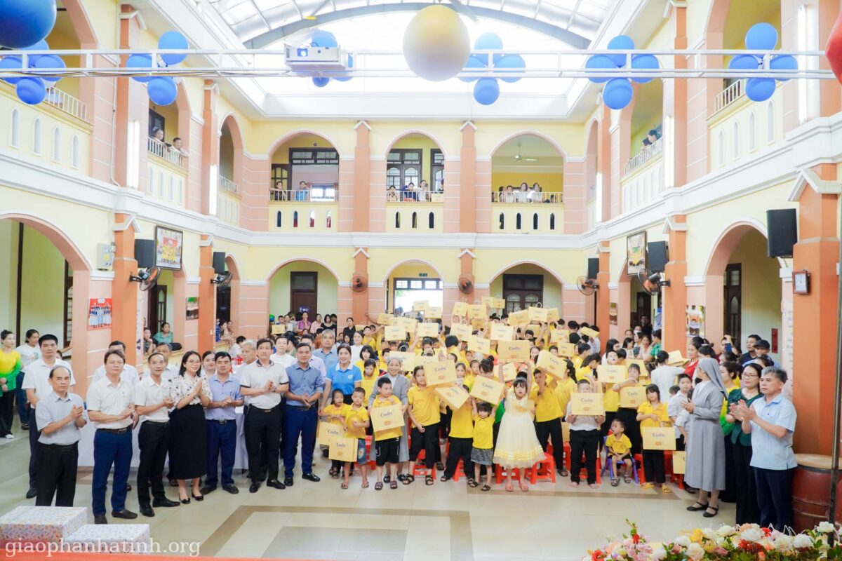 Trẻ khuyết tật bế giảng năm học